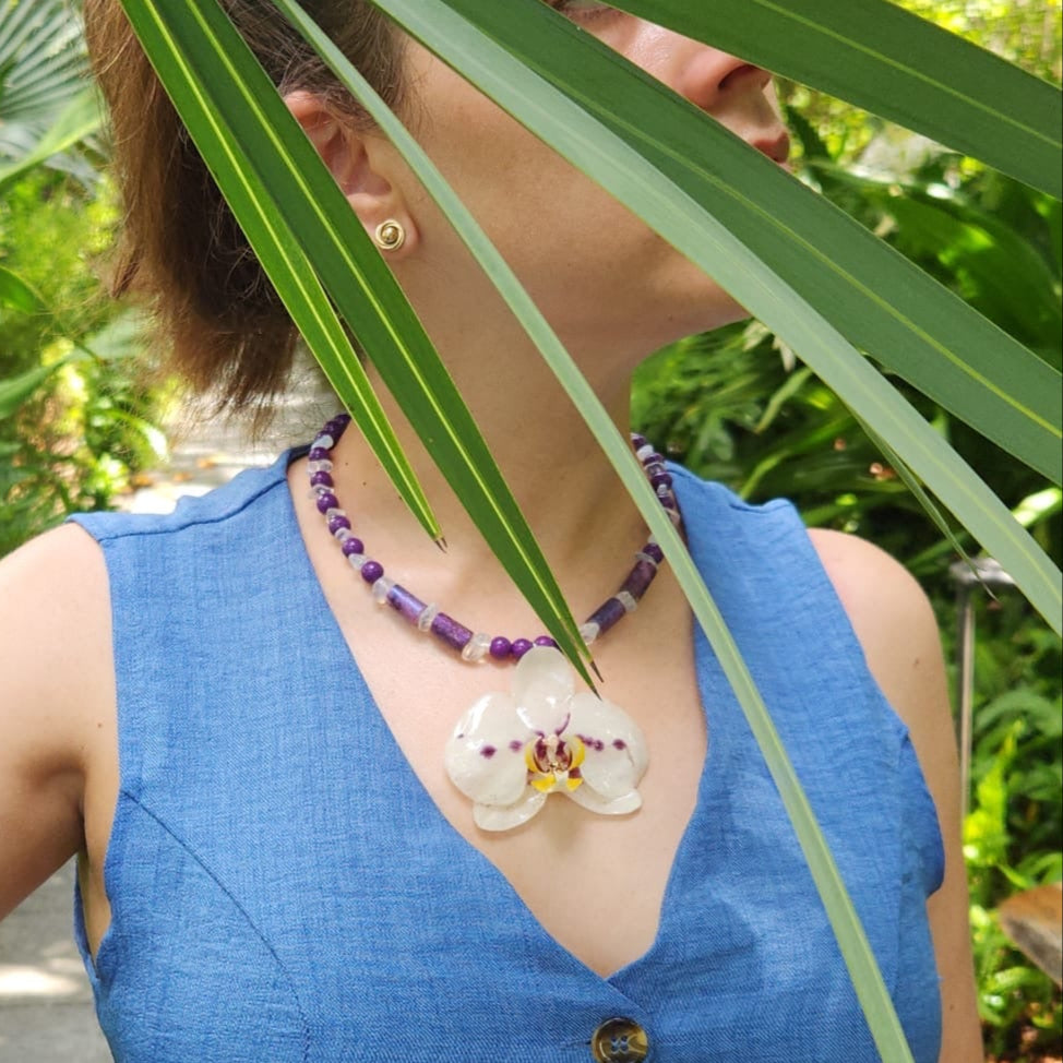 Handmade necklace featuring a real white and purple orchid flower, naturally dried and preserved in clear resin. Accented with white and purple glass beads, this unique floral pendant is a one-of-a-kind piece of botanical jewelry. Perfect gift for her, ideal for nature lovers, orchid enthusiasts, and fans of boho, garden, or eco-friendly fashion. Great for birthdays, anniversaries, bridesmaids, and spring or summer outfits. Real flower necklace, resin jewelry for women.